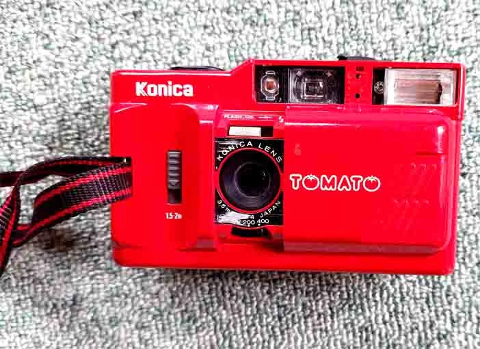 Konica Tomato rot Sucherkamera Lederbeutel eingebauter Blitz Halteschlaufe - Bild 1 von 2