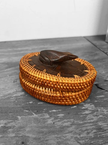 Vintage Indonesian Lambok Oval Reed Woven Trinket Basket Hand Carved Frog Lid F8 Cover