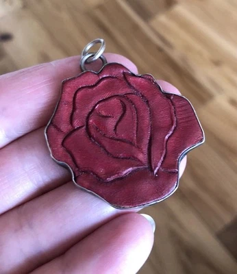 "Colgante rosa de 1,5"" con flor de cuero en relieve de pájaro peyote 925" Foto 1 de 4