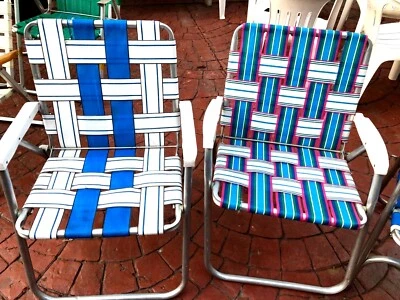 Conjunto antigo de 2 cadeiras de gramado dobráveis de alumínio da década de 1970 azul, branco, rosa, verde - Imagem 1 de 4
