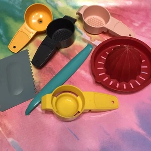 Lotto di 7 gadget vintage Tupperware hostess bomboniere regali omaggi.     F - Foto 1 di 2