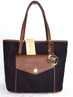 Nuevo con etiquetas Bolso de Mano Michael Kors Jet Set Nylon MD Bolsillo Multifunción, Negro/Azul Marino Foto 1 de 2