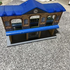 Toys R Us Holzeisenbahn Zug Haltestelle Depot 2 Ebenen kompatibel mit Thomas Trains ** - Bild 1 von 11