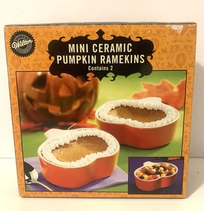 Nuevo Juego de 2 Ramekins de Calabaza de Cerámica Wilton Caja Abierta para Hornear Halloween - Imagen 1 de 7