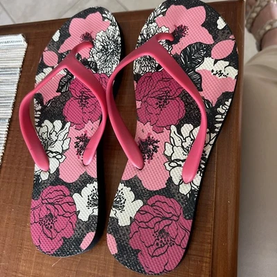 Vera Bradley Flip Flops Large (9/10) Flowers Pink New - Image 1 of 4