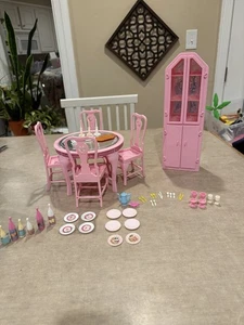 Mesa de comedor y gabinete de porcelana Barbie vintage 1984 Sweet Roses con accesorios - Imagen 1 de 24