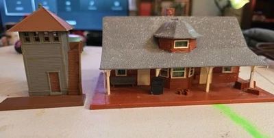 HO Scale Depot Station And Switch Crossing Buildings Fully Assembled Used - Image 1 of 4