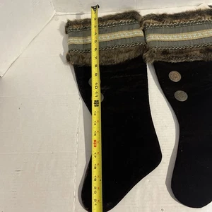 "Juego de 2 medias de Navidad de piel de lujo dos botones 22"" x 9 marrón oscuro" - Imagen 1 de 9