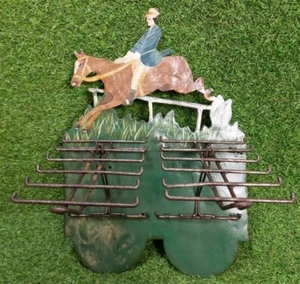 Antiguo percha de hojalata pintada a mano para caza caballo ecuestre arte popular - Imagen 1 de 5