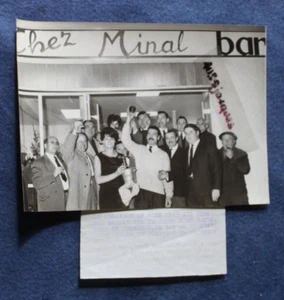 PHOTO DE PRESSE BOXE 1963 / Germinal BALLARIN / INAUGURATION DE SON BAR à PARIS - Bild 1 von 1