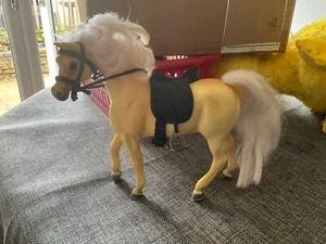 MARCHON 1994 CREAM HORSE PONY WITH SADDLE VINTAGE - Picture 1 of 5