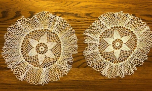 Juego de 2 tapetes pequeños vintage de ganchillo hechos a mano - hermosos - Imagen 1 de 5