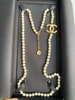 CHANEL 2023A TONO DORADO ICÓNICO LOGOTIPO GRANDE CC PERLAS BLANCAS COLLAR BOTÓN ENCANTO Foto 1 de 4