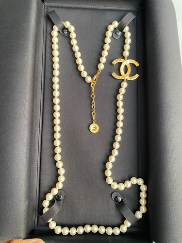 COLLANA CHANEL 2023A TONO ORO ICONICA BIG CC LOGO PERLE BIANCHE CIONDOLO BOTTONE