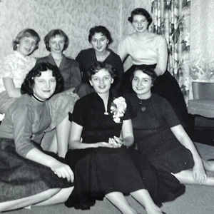 P6 Photograph Lovely Group Woman 1950's Dress Style Fashion - Picture 1 of 3