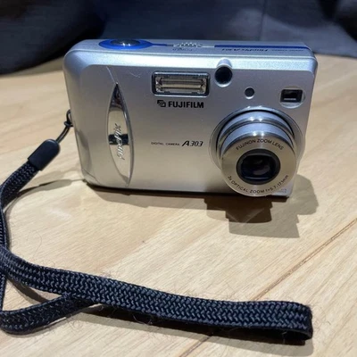 FUJIFILM Finepix  A303 Compact digital camera AA battery powered with SD card - Image 1 of 4