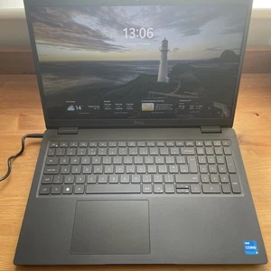 Dell Latitude 3520 Laptop 15.6" i5-1135G7 8GB 256GB NVMe Windows 11 - Picture 1 of 9