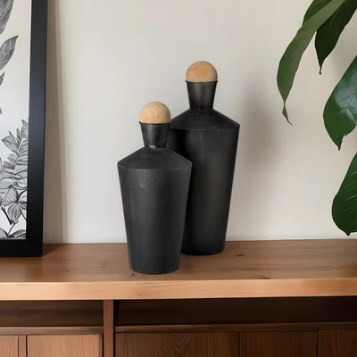 Juego de dos urnas cilíndricas de metal negro y marrón Foto 1 de 4