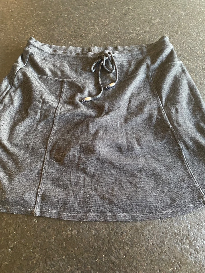 Skort Chá Verde Feminino Tamanho Pequeno Puxador Cordão Cintura Preto Cinza Listrado - Imagem 1 de 4