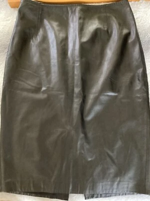 Falda recta hasta la rodilla de cuero negra Elie Tahari para mujer Foto 1 de 3