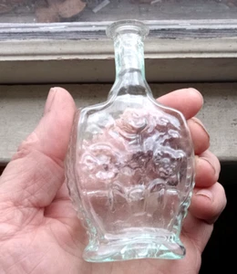 BOTELLA DE COLONIA ACANALADA PONTIL ABIERTA AÑOS 1840 EMB FLORES EN LA PARTE DELANTERA Y TRASERA LABIO ACAMPANADO - Imagen 1 de 9