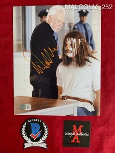 ¡FOTO 8x10 firmada autografiada por Malcolm MCDOWELL! ¡HALLOWEEN! ROB ZOMBIE! BECKETT! - Imagen 1 de 1
