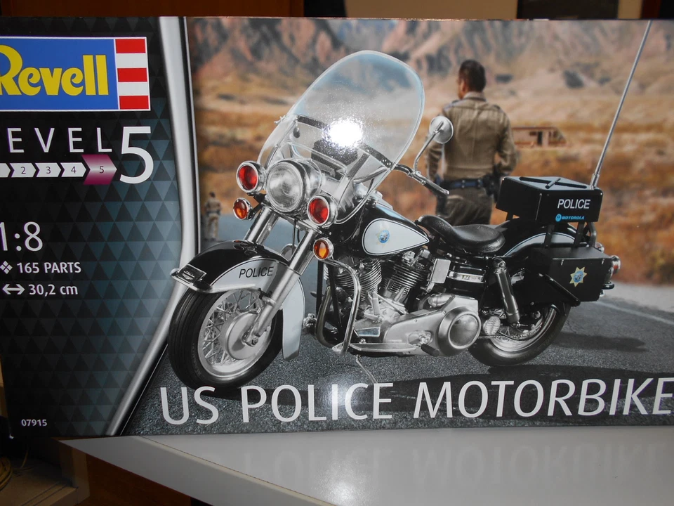 REV07915 by REVELL US POLICE MOTORBIKE - KIT DI MONTAGGIO - 1:8 - Immagine 1 di 1