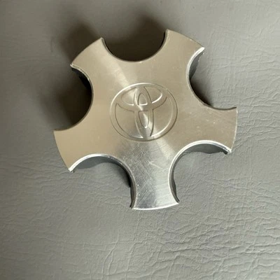 Центральный колпак колеса Toyota Avalon Solara Camry 1997-2001 годов выпуска 42603-AA020 - Изображение 1 из 4