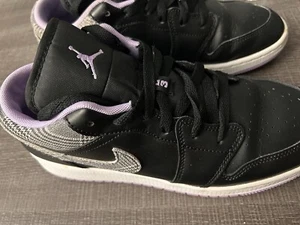 Size 7 - Air Jordan 1 SE Low Black Iced Lilac - Picture 1 of 8