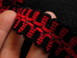 Superbe galon noir et rouge chenille original 2 mètres / 2,6 cm moderne T2-13 - Picture 1 of 4