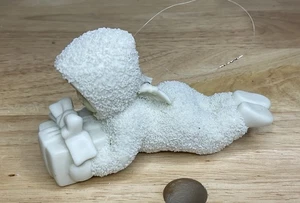Adorno bisque vintage Dept 56 Snowbabies entrega nocturna bebé de nieve con regalo - Imagen 1 de 5