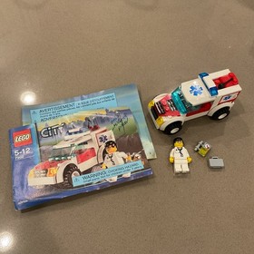 LEGO CITY: Doctor's Car 7902 99% Complete Missing 1 Piece Hospital Ambulance