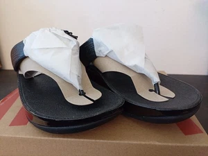 Fit Flops size 6 Cha Cha Toe Thong Shimmer Print Black & Silver Sandals NEW!! - Picture 1 of 7