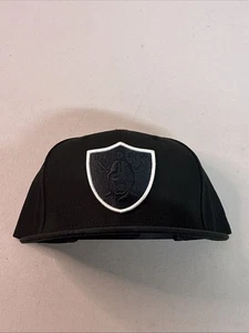 Gorra ajustable negra New Era de los Raiders de Las Vegas con logotipo de escudo negro - Imagen 1 de 5