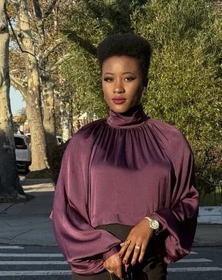 Blusa Ciruela Satén Cuello Alto | Elegante Top Sedoso | Tono Vino Púrpura Profundo Foto 1 de 2