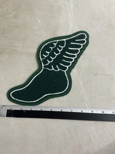 Varsity Track geflügelter Fuß VINTAGE Chenille grün mit weißem Rand Patch - Bild 1 von 5