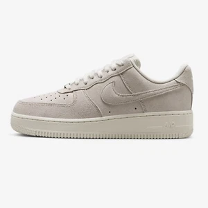 $130 WOMENS NIKE AIR FORCE 1 ’07 SE SUEDE SIZE 11 HQ3499 100 NEW - Picture 1 of 5