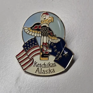 PIN DE VIAJE KETCHIKAN ALASKA - Tótem de águila poste con banderas sombrero retro alfiler de solapa - Imagen 1 de 3