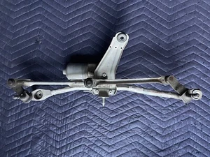 2016 - 2020 VOLVO XC90 WINDSHIELD WIPER TRANSMISSION LINKAGE W/ MOTOR OEM - Picture 1 of 6