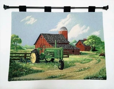 John Deere Granja Vida Granero Tractor Paisaje Tejido Tapiz Colgante de Pared 26" X 36" Foto 1 de 2