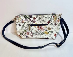 Bolso de Hombro Floral Mariposa Vinilo Suave con Correa Ajustable de Cuero Sintético - Imagen 1 de 8
