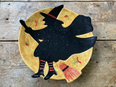 Plato de bruja de Halloween voladora internacional certificado Susan Winget Foto 1 de 4