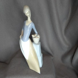Figura de Porcelana NAO by Lladro Mujer con Cesta Esmaltada Pastel España Figura - Imagen 1 de 5