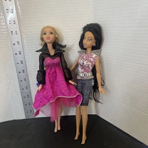 Mattel Barbies lot of 2 With Outfit 2006 - Picture 1 of 4