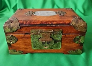 VINTAGE CHINESE WOODEN JEWELLERY BOX WITH JADE INSETS LACQUER FINISH BRASS HINGE - Picture 1 of 5