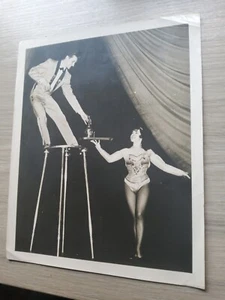 VARIETY THEATRE LARGE PHOTO 1950S,HYAMS AND CECE ACROBATIC BALANCEING ACT - Foto 1 di 2