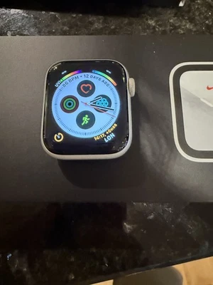Apple Watch Series 6 Nike 40mm Silber Aluminiumgehäuse Grau Nike Sportarmband in Box - Bild 1 von 4