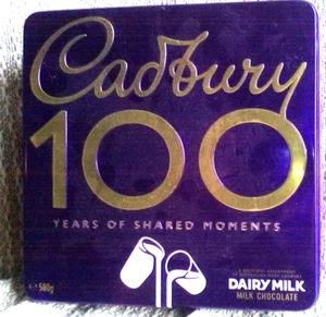 V COLLECTORS TIN 20X20X6CM  CADBURY 100 YEARS OF SHARED MOMENTS SHB AUSTRALIA - Imagen 1 de 3
