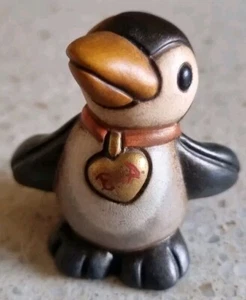 THUN PINGUINO CON COLLARE ROSSO E CUORE ORO E. A. - H 7 CM VINTAGE SENZA SCATOLA - Foto 1 di 7