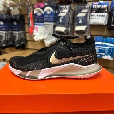 Zapatos de tenis para cancha dura Nike React Vaport NXT para mujer (negro/dorado) talla 7 Foto 1 de 4